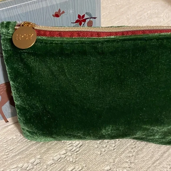 Christmas Themed Gift Set with Mug and Decorations - Picture 5 of 10